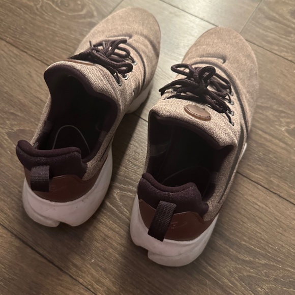 Nike pink fabric running shoe - Picture 2 of 4